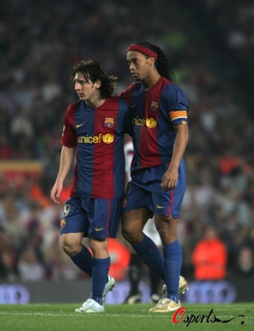 疑是对他持 疑是对他持